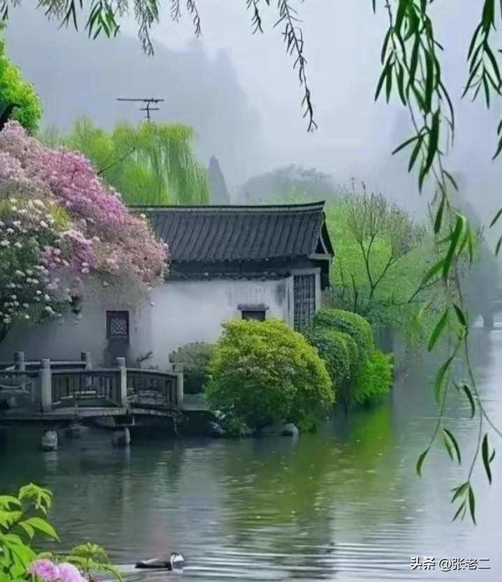 说出一句带“雨”的诗词细雨漫过堤岸，春风轻柔，满眼皆是春日温柔。