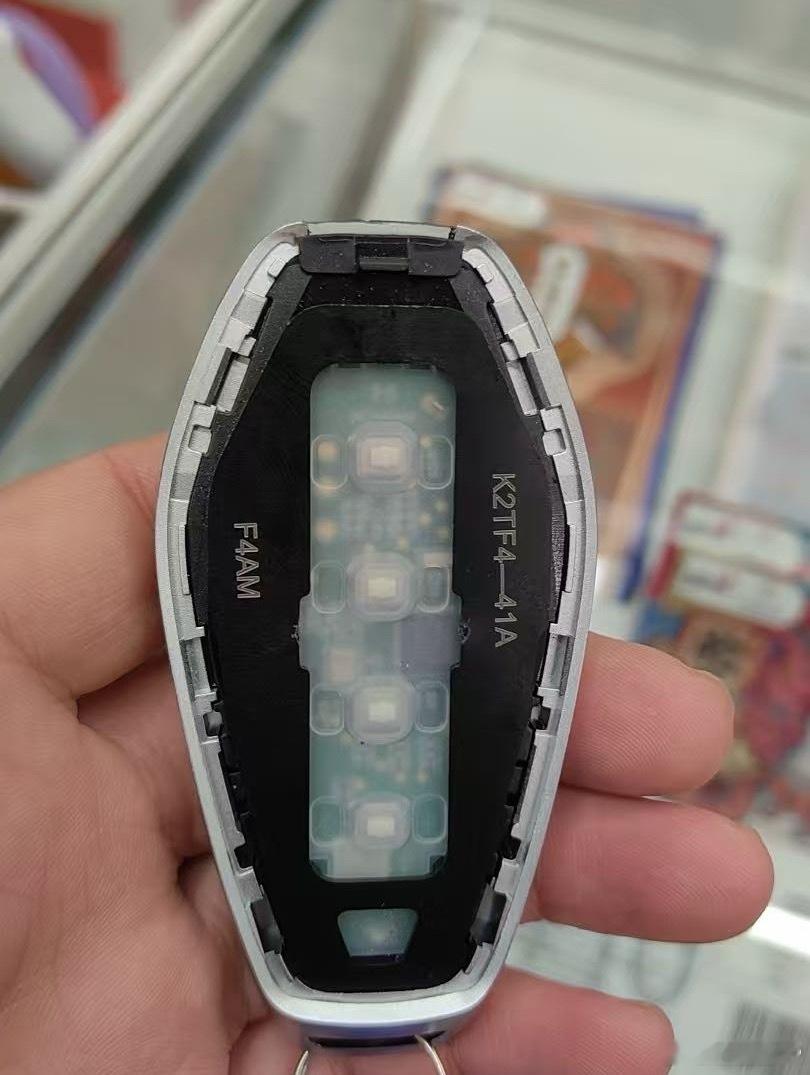 车钥匙没电了，拆开换个电池，给大家看看车钥匙内部吧～我与汽车的日常