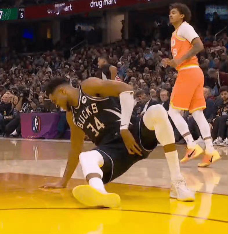 字母哥左侧腹股沟拉伤，将退出本场比赛。祝早日康复❤️🩹 