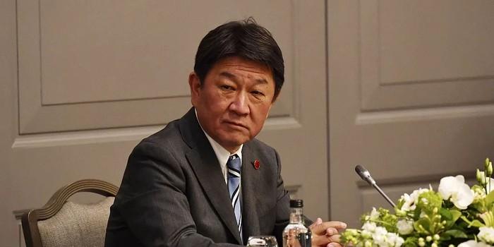 日本外相 闯下大祸 ！中方深夜紧急喊醒公使 。事情还得从＂南海仲裁案＂十周年这个