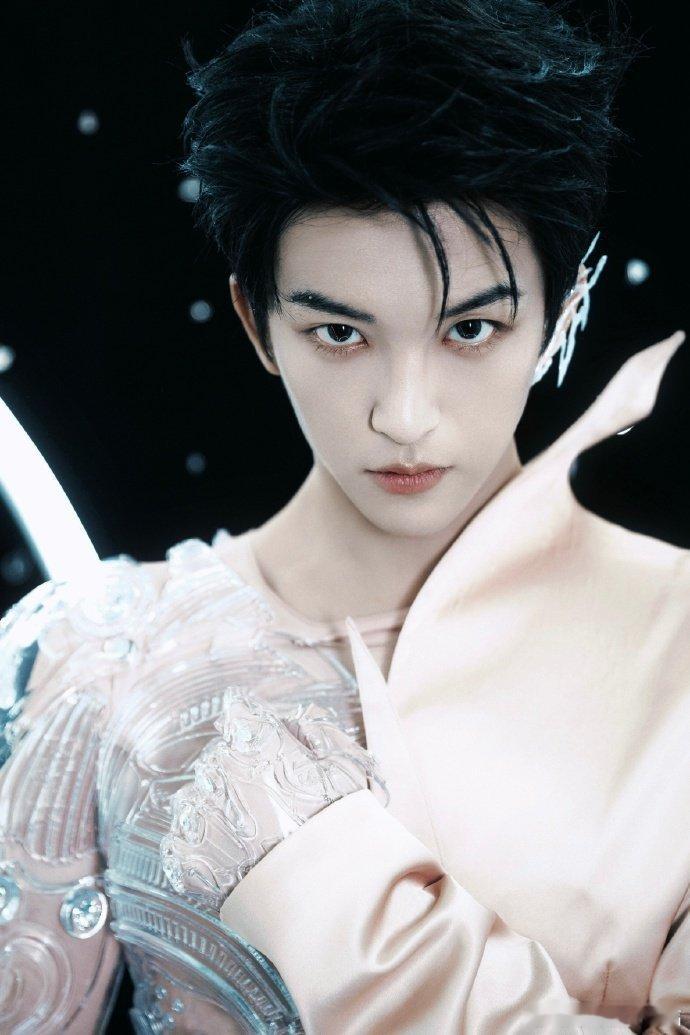 堡妹们自担亲自打电话预热舞台，这情绪价值直接顶满，接起电话那一刻我手都在抖。 