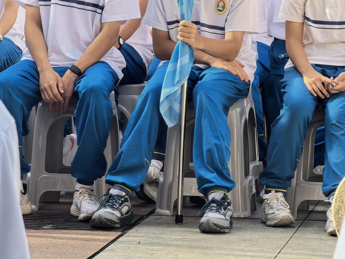 在这里快三十年，从来没有试过学校为全体学生准备好塑料凳子的。学生不再熙熙攘攘地危