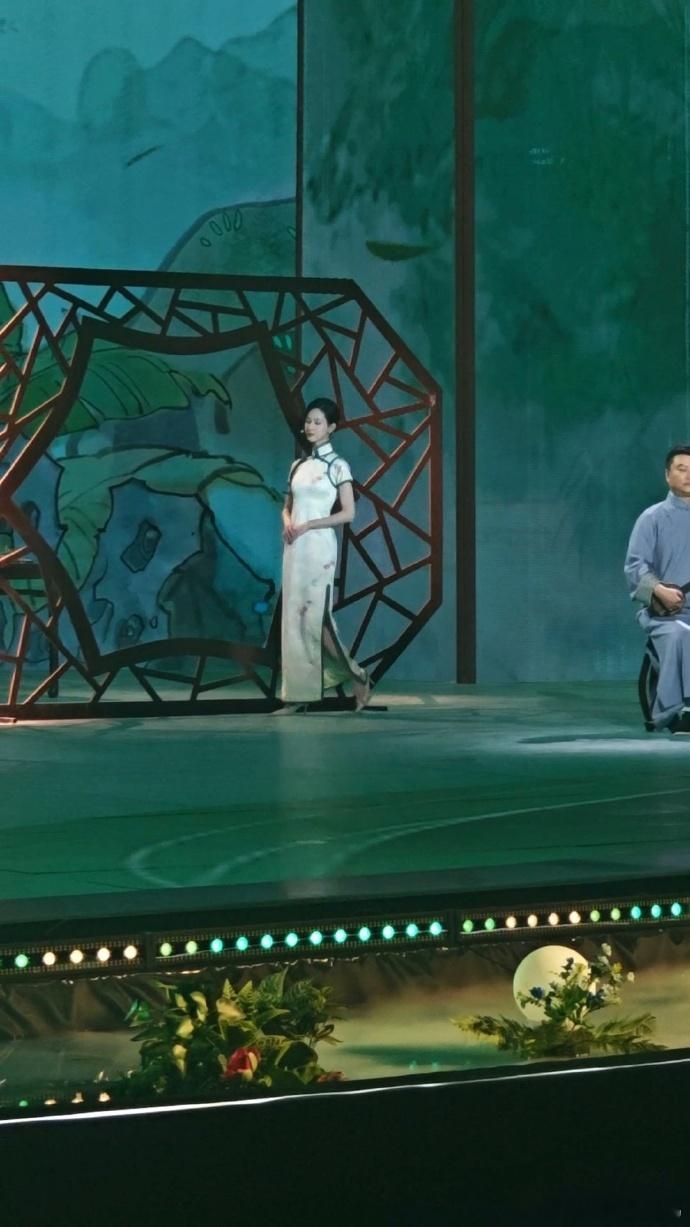陈都灵行走的绿荷花谁还没被陈都灵非遗晚会上的绿荷旗袍美到，她在河北沧州吴桥录制央