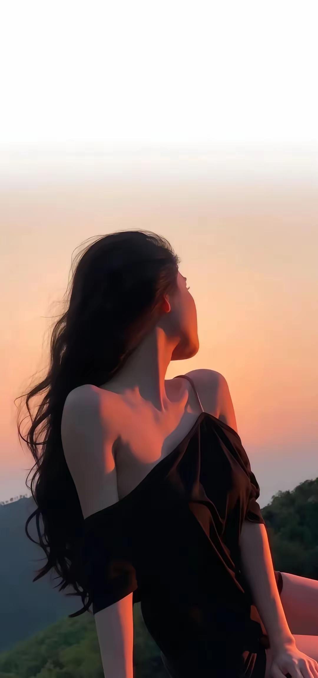 夕阳下的黑裙美人，沉醉在黄昏的温柔，岁月静好🌟🌺🌴