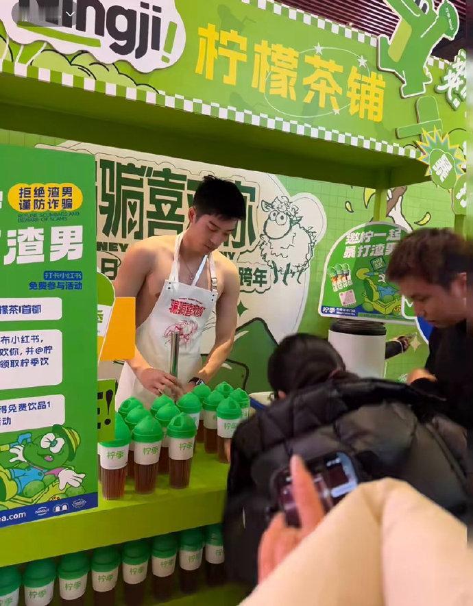 为啥多年以前就有的名字，现在才罚？

成都成华区一家奶茶店，因为给饮品取名暴打渣