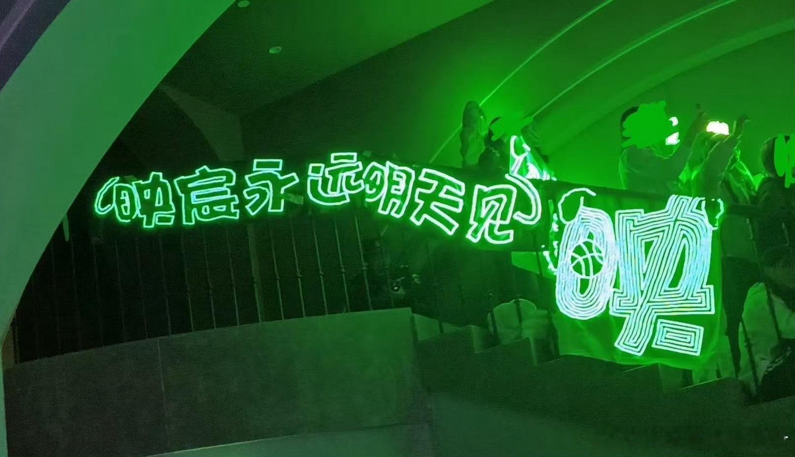 TF五代朱映宸粉丝灯牌词条和四代陈奕恒粉丝做的灯牌撞了