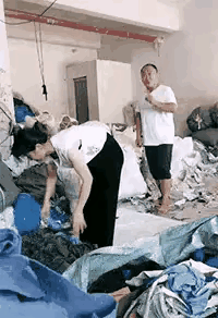 《找挨踹》
闲着没事好耍赖，
逼着娇娘玩撞拐。
被逼无奈急了眼，
报复反击飞脚踹