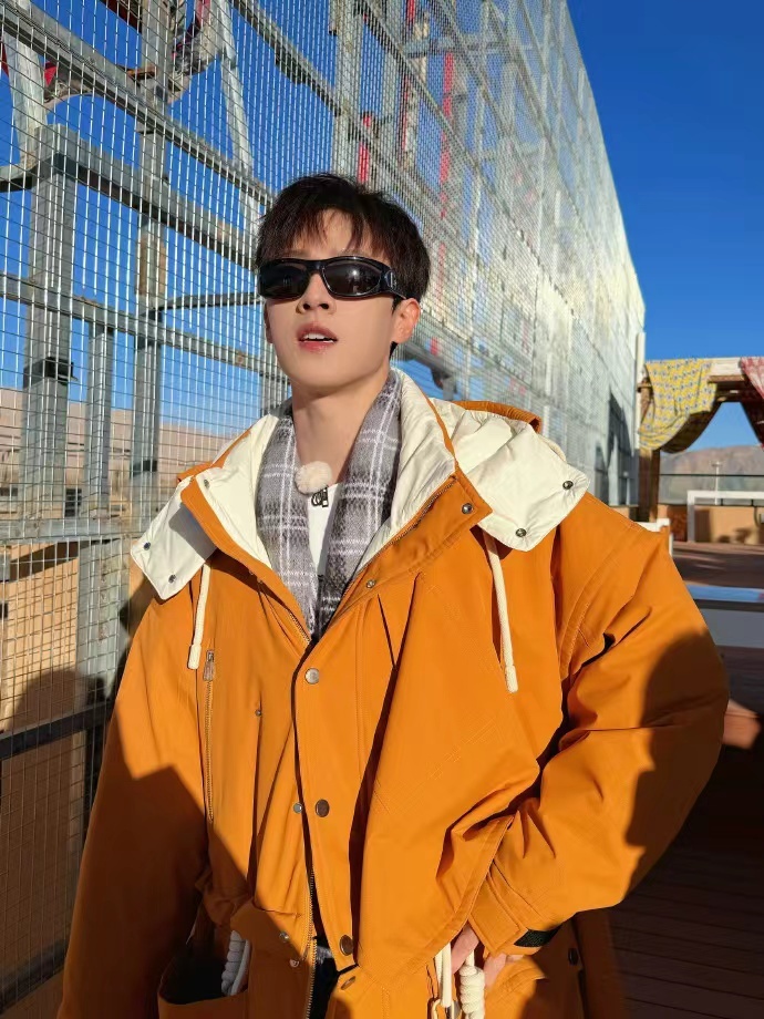 李昀锐墨镜美拉德look，李昀锐快乐小狗满血复活，咱就说看到今天的小林，元气满满