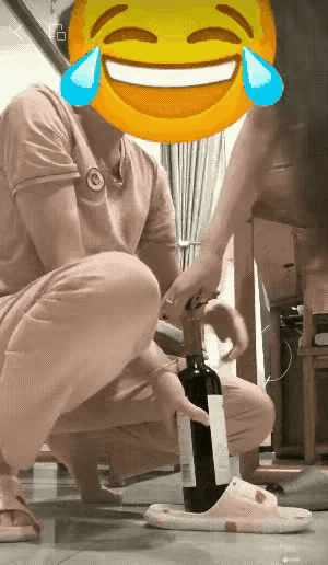 两个二愣子原来是这样开红酒的

    有些女生脑袋是浆糊的，有时候真不懂她们脑