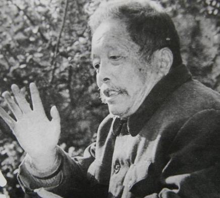 1955年，一个走江湖的男子故意让毒蛇咬自己的舌头，等蛇释放完毒素后，他一口咬下