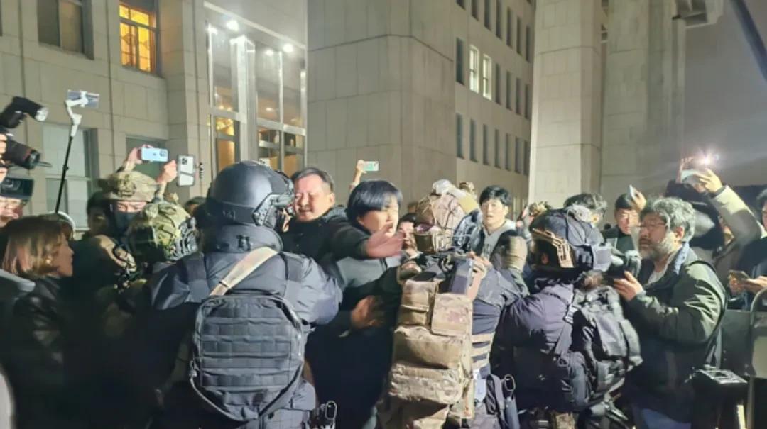 韩国国会大楼前出现了全副武装的韩国警察和全副武装的韩国军人，正在推搡阻止国会议员