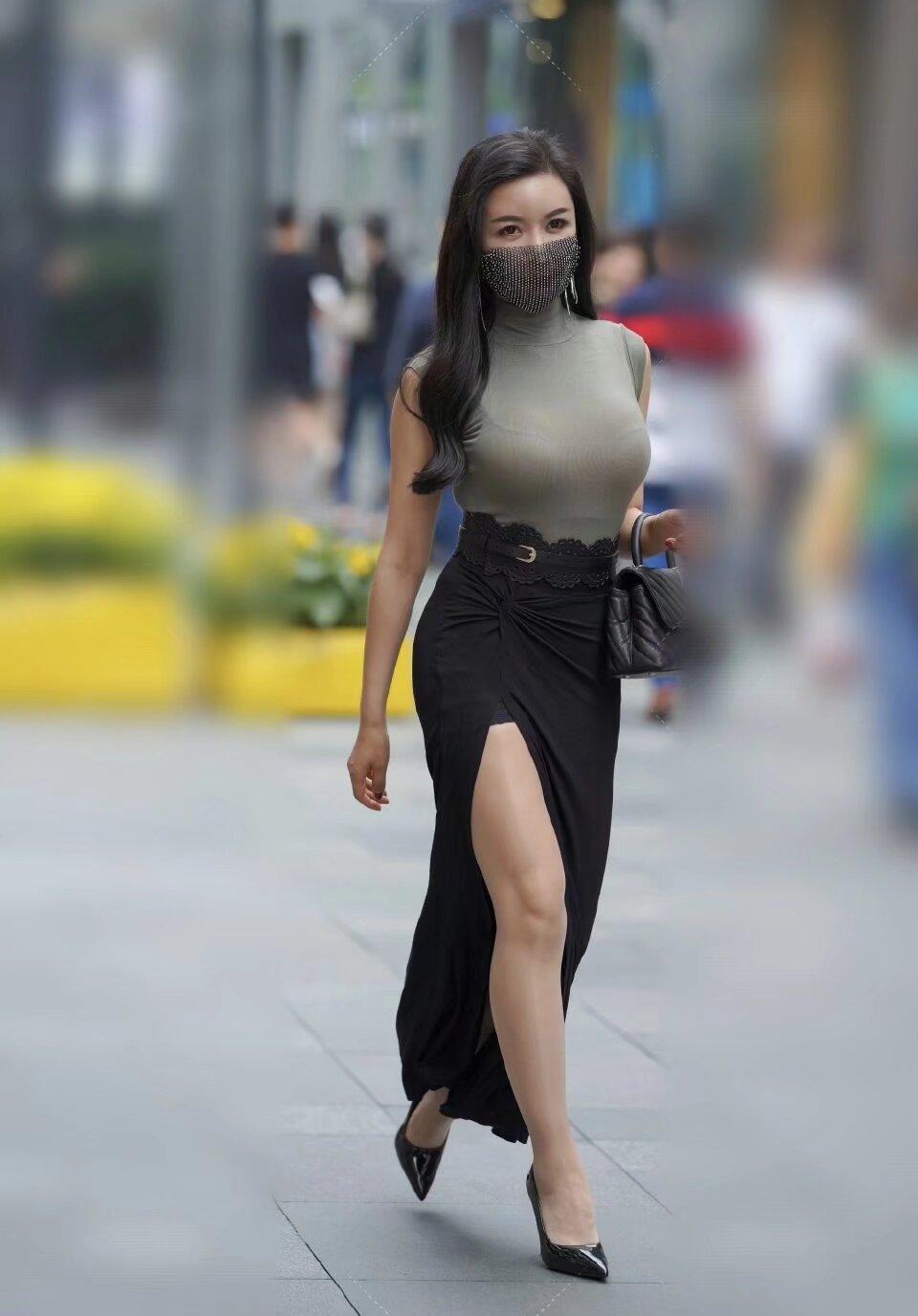 女人最美的样子，不是花枝招展，不是性感妖娆，而是面对琐碎的生活，依然有纯真的笑容