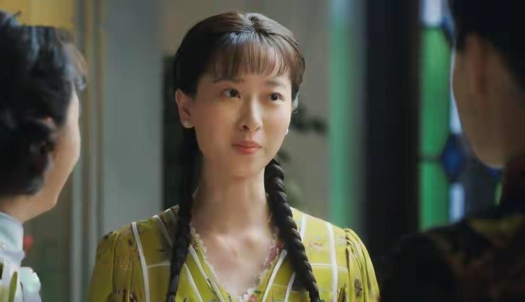追剧《九个弹孔》  邓向群回到汉口，见了一下亲人之后，为什么不到学校去住，而是住