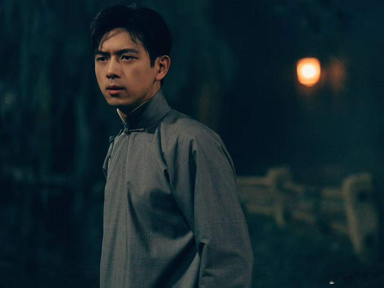 李现换上行头直面危局 一件行头，两种人生，上官诚明藏起伤痛直面危局，李现眼神里的