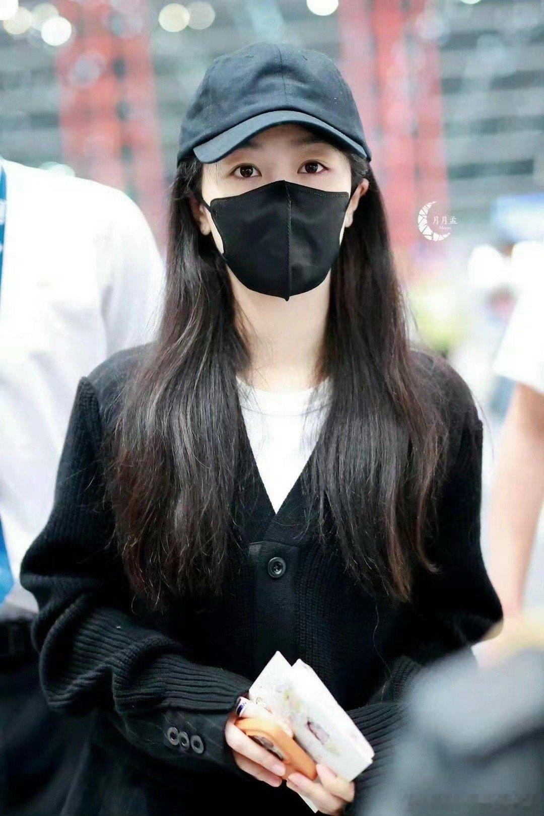 #杨紫出发巴黎机场穿搭##杨紫一身黑穿搭#杨紫出发巴黎机场穿搭，真的好美呀，绝了