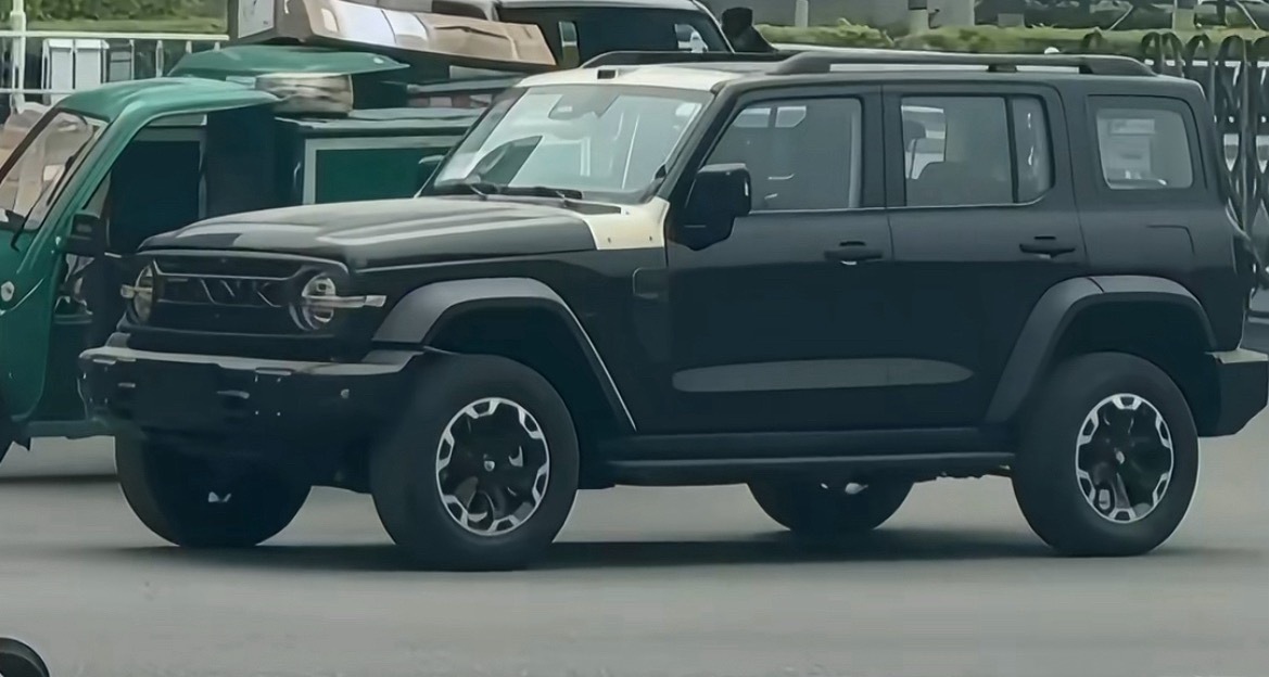 坦克300新款这前脸改的挺好，更野性了。 