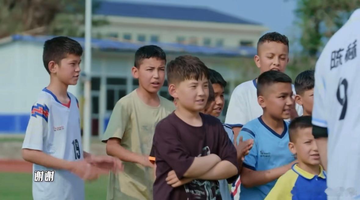 鹿晗名字被用鹿角代替哈哈哈哈哈 鹿晗真的太低调暖心了，悄悄为新疆少年准备足球装备