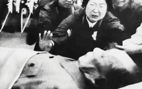 李敏扑向父亲悲痛大哭的这张照片，看哭了无数人，看着已经去世的父亲，李敏悲痛到了极