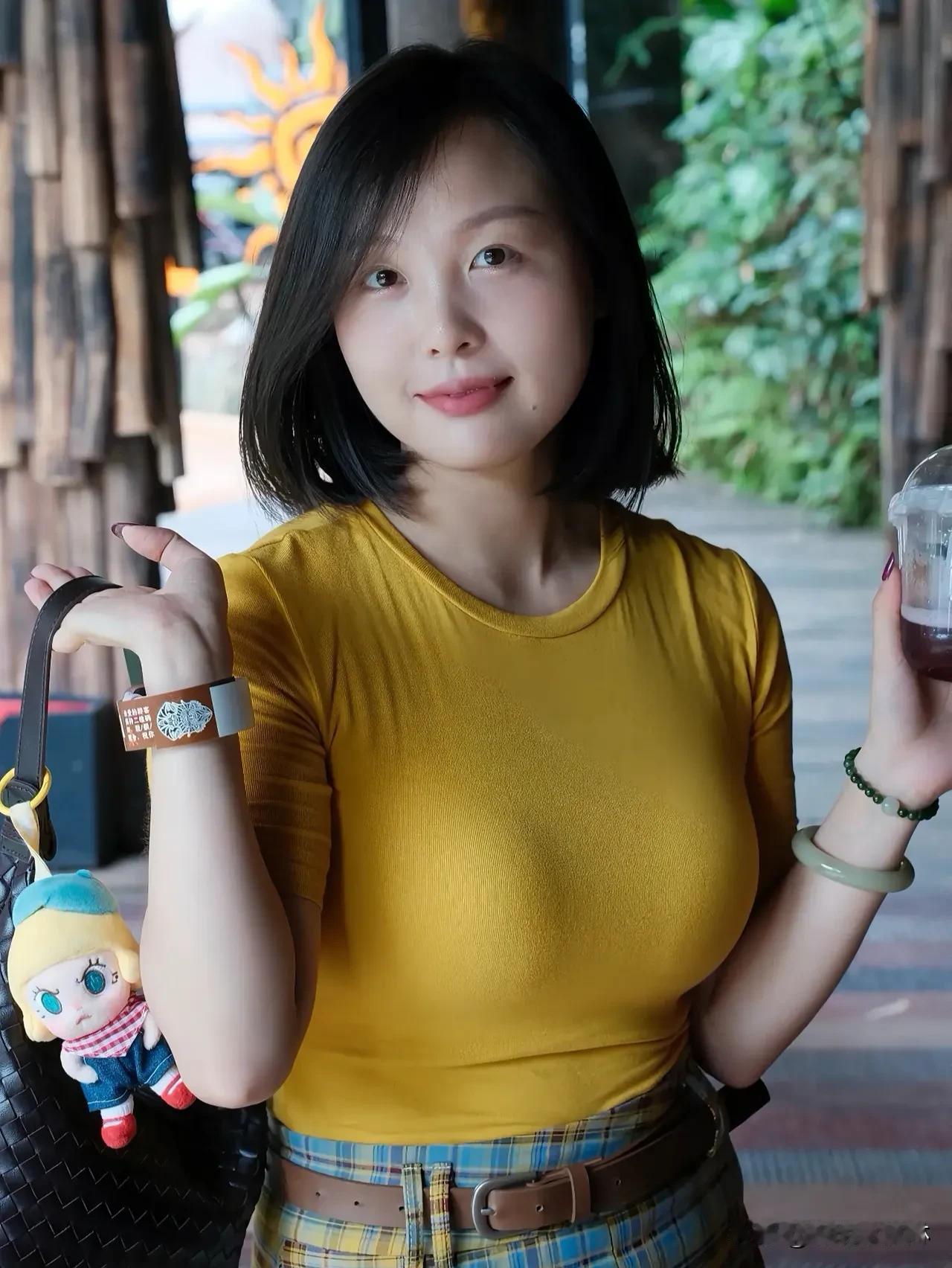 生活的乐趣，
藏在日常的缝隙里。  
一杯热茶，
一缕阳光，
皆是惊喜。  
记