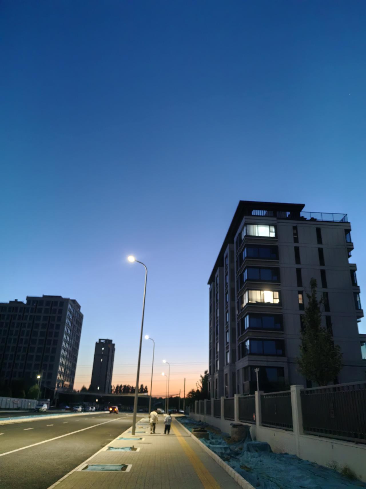 晚些时候
晚些时候去小区外遛遛弯，看到西边的景色很美，虽然稍晚点晚霞已过但依旧很