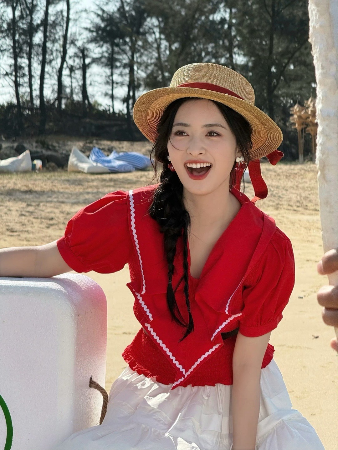 沈月携亲爱的客栈团宠正式亮相和月月一起喂“马到”和“成功”，一起來看《亲爱的·客