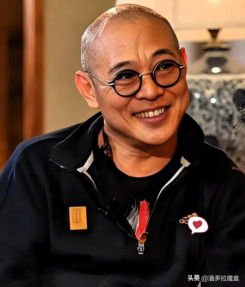 这回李连杰是真把衣服撩起来了，给大伙看个明白。

网上那些传得神乎其神的“换心”