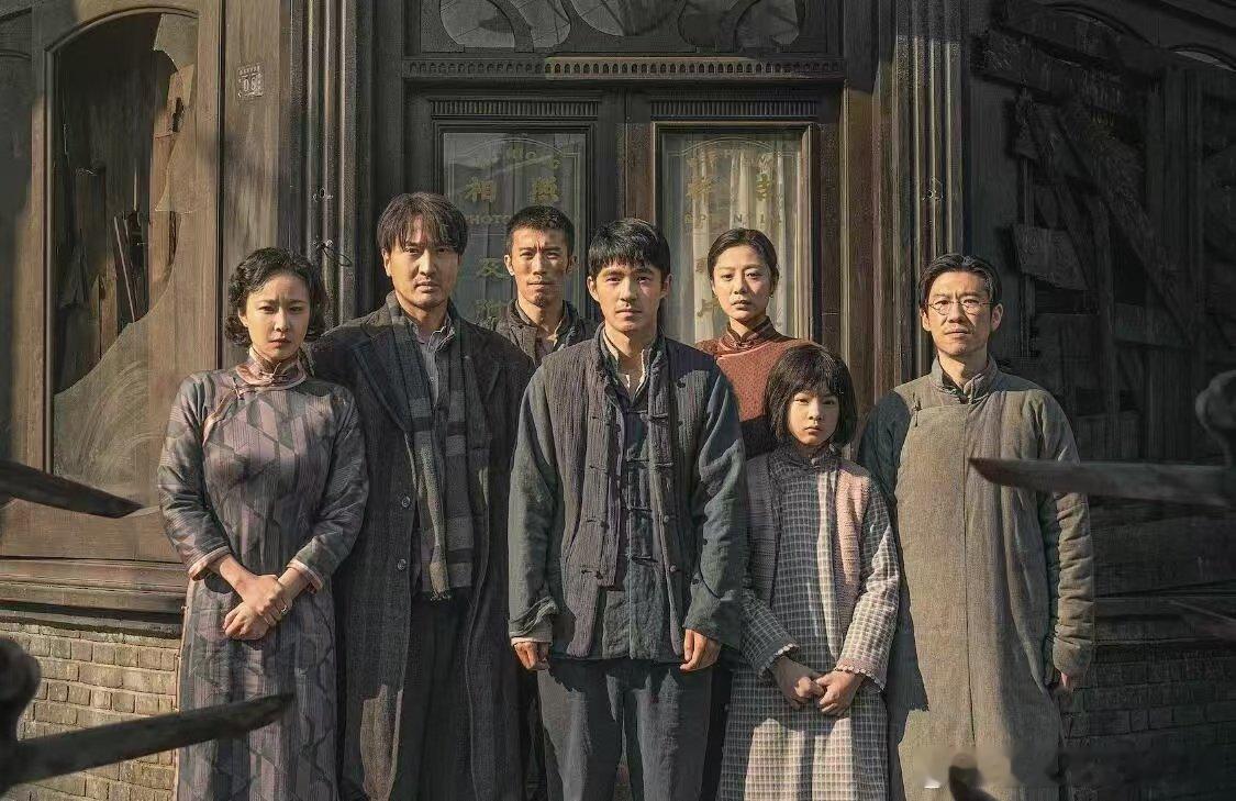 十月的最后一天被优酷整哭了 影片中多次出现的全家福主题，从战前的圆满到战时的残缺