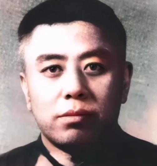 1979年，副师长赵连玉从越南战场返回祖国的途中，不幸被狙杀，搜查后，竟发现这个