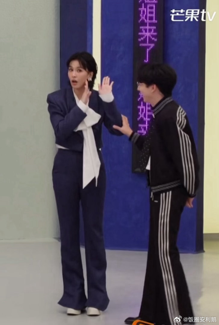 曾沛慈好高 曾沛慈一出来直接惊呼好高啊哈哈哈哈哈哈哈我们king就是高挑大美女咋