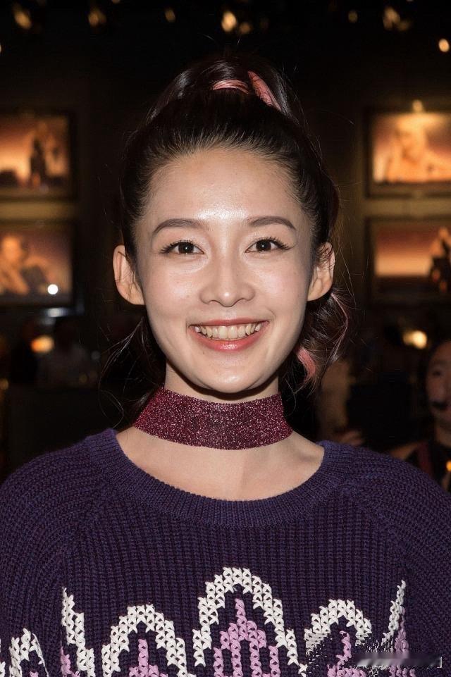 李沁素颜也美，天生丽质，五官精致，皮肤好，气质佳，怎么拍都美 