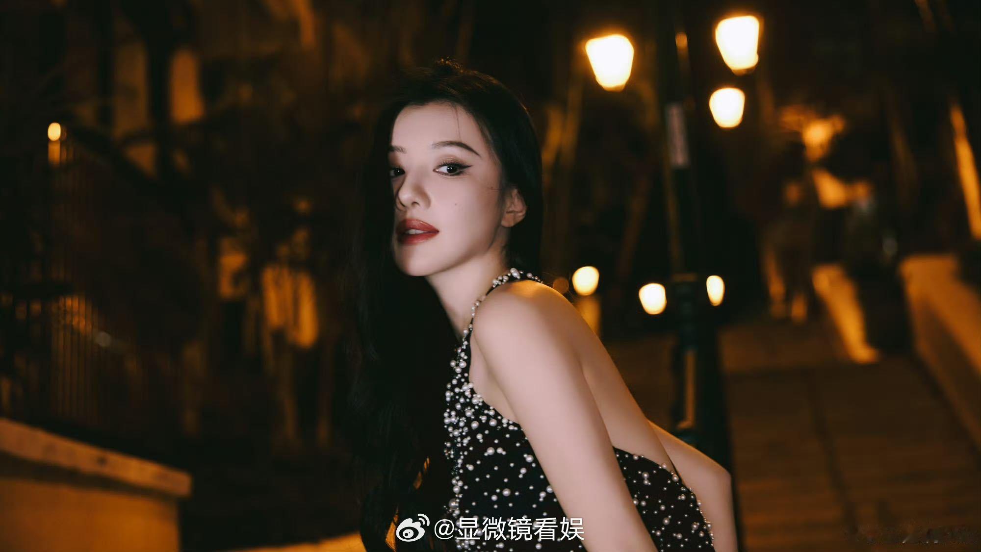 王鹤润居然变成这样了 王鹤润你美！啊啊啊今晚的黑珍珠大露背给我看得热热的，美貌简