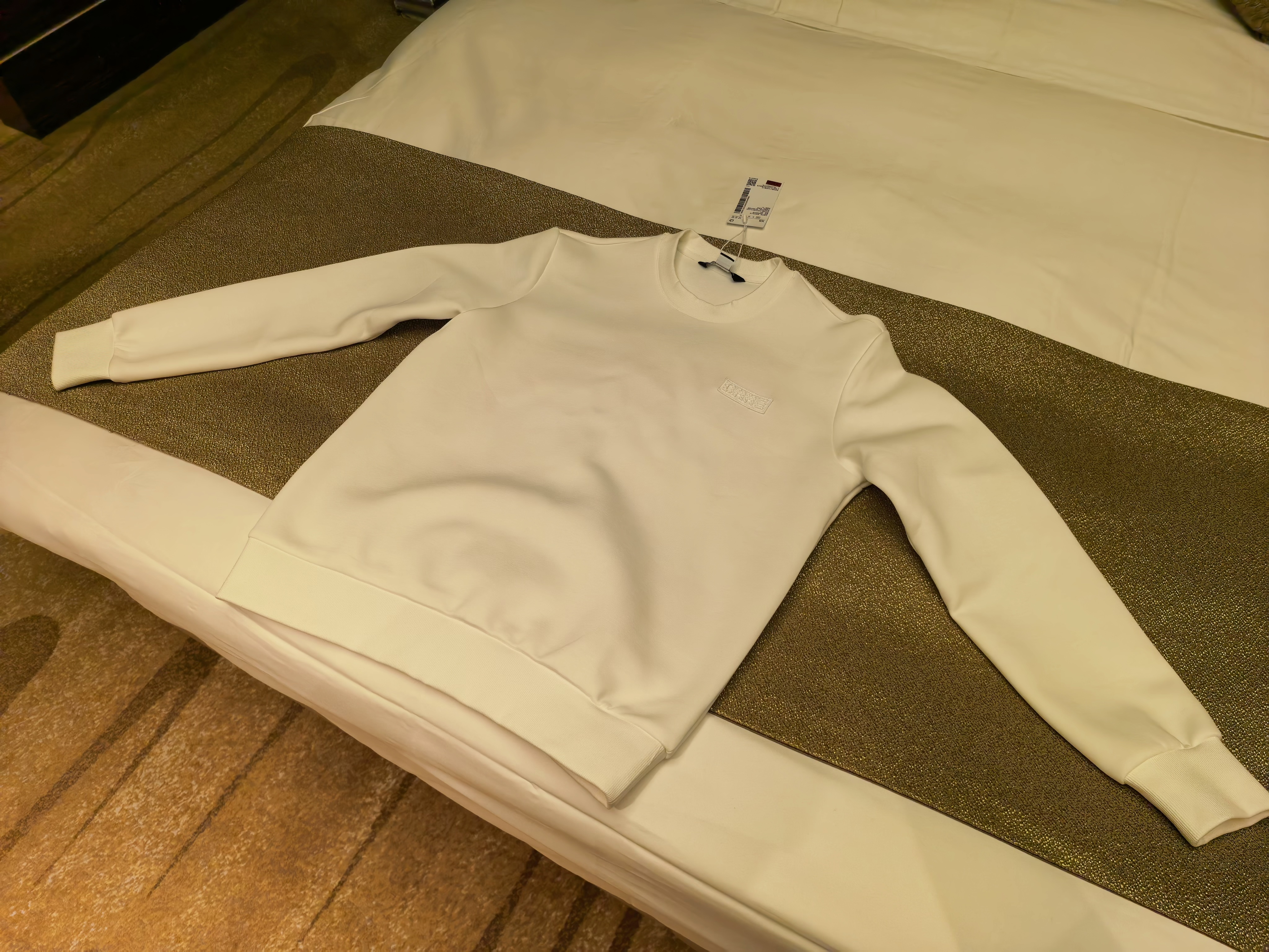 上海太冷，买了一件衣服，店里看得时候还挺好看。回来一看，这什么鬼？平平无奇。