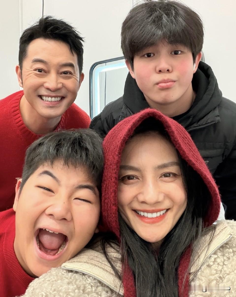 胡可晒一家四口新年照，小儿子小鱼儿完全有搞笑天份在身上，一点包袱也没有。别看小鱼