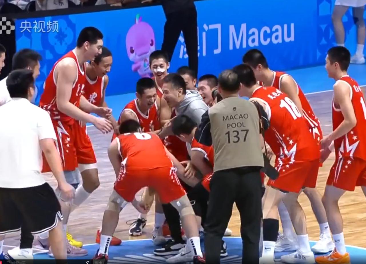 广东篮球是真的强啊！在刚刚结束的U18男篮决赛中，广东队靠着最后时刻何文炜在防守