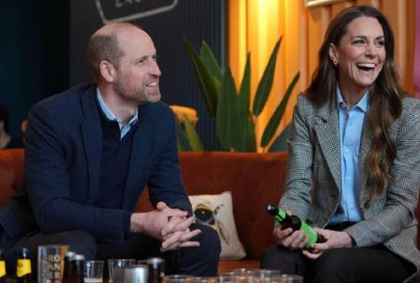 头衔如果没了，两位婚姻也保不住了，安德鲁王子的两位女儿不认为自己有错。
安德鲁王