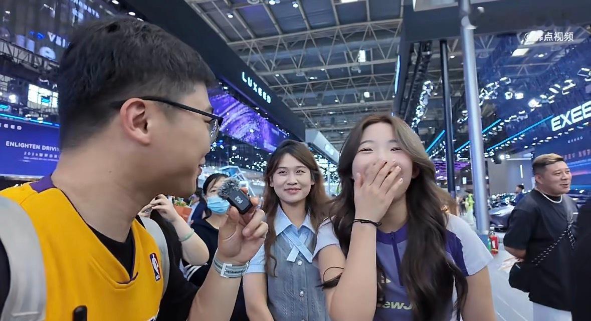 永远要给生活埋彩蛋00后北京车展领鸡蛋北京车展最出圈的不是超跑，是00后集体领鸡