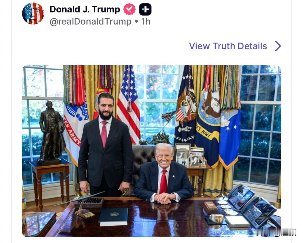 一个坐着一个站着，特朗普放出了与朱拉尼的合影，表扬朱拉尼是一位非常优秀的领导者，