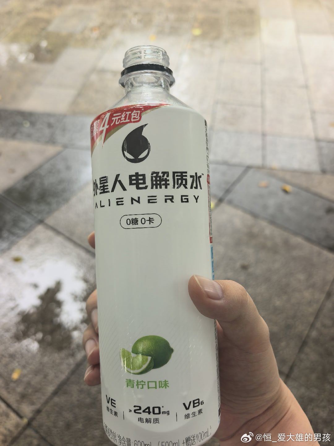 站在路边喝水解酒也是别样的体验 