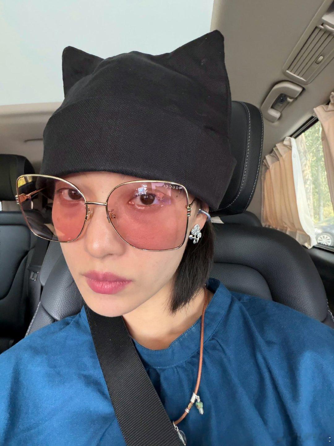 倪妮猫耳冷帽造型倪妮车内自拍live图 倪妮车内自拍live图也太可爱了吧！看她