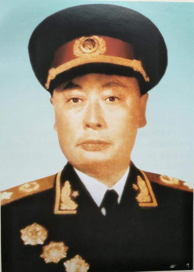 1949年，上海市长陈毅得知自己的部下竟然将一名国民党军官的姨太太占为己有，勃然