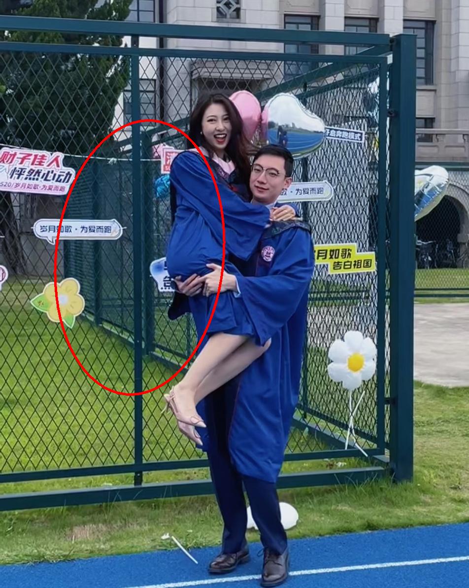 大三的女孩子👩🎓意外怀孕了
医院检查结果让人意外——怀的是双胞胎
学生意外怀