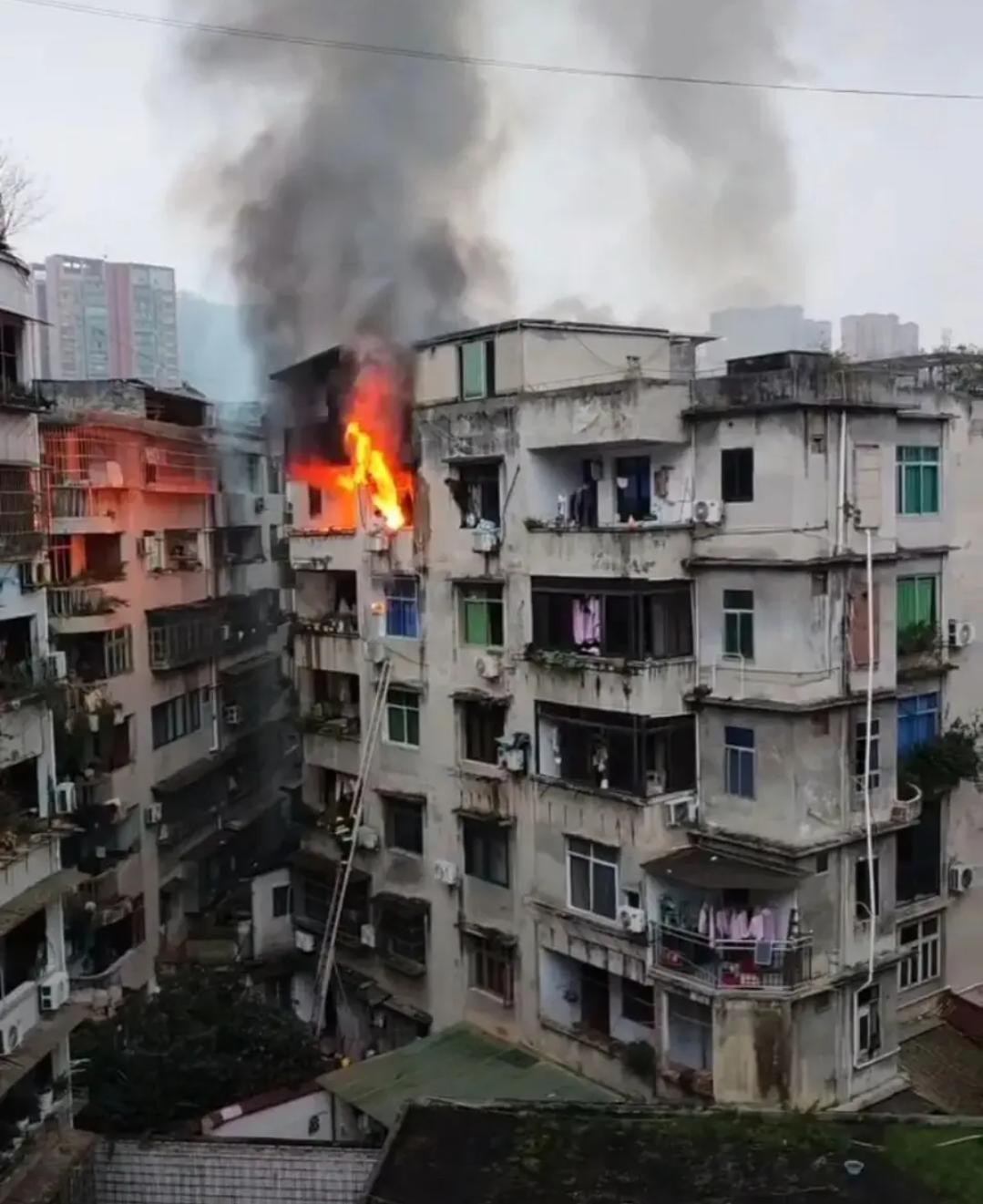 四川宜宾筠连一居民楼突发火灾
2026年1月4日，四川省宜宾市筠连县筠连镇滨河路