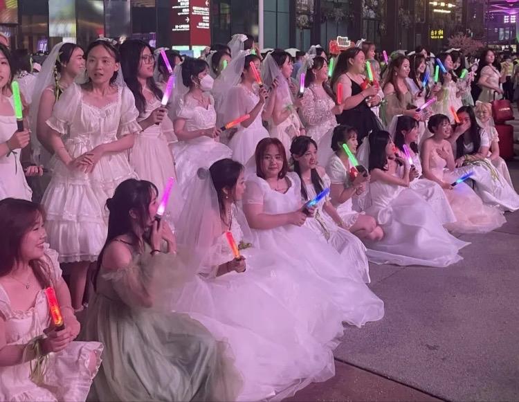 被一群“嫁给自己”的“少女”给气笑了。一群单身女青年搞了一场“嫁给自己”的另类活