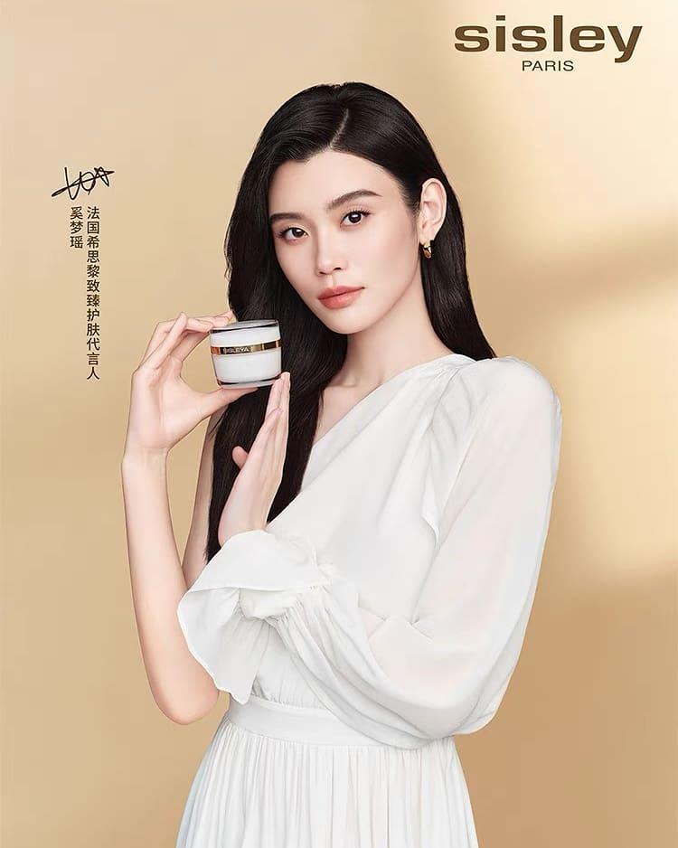 奚梦瑶今年的时尚成绩很强！
《ELLE》新加坡版的封面。
LOUIS VUITT