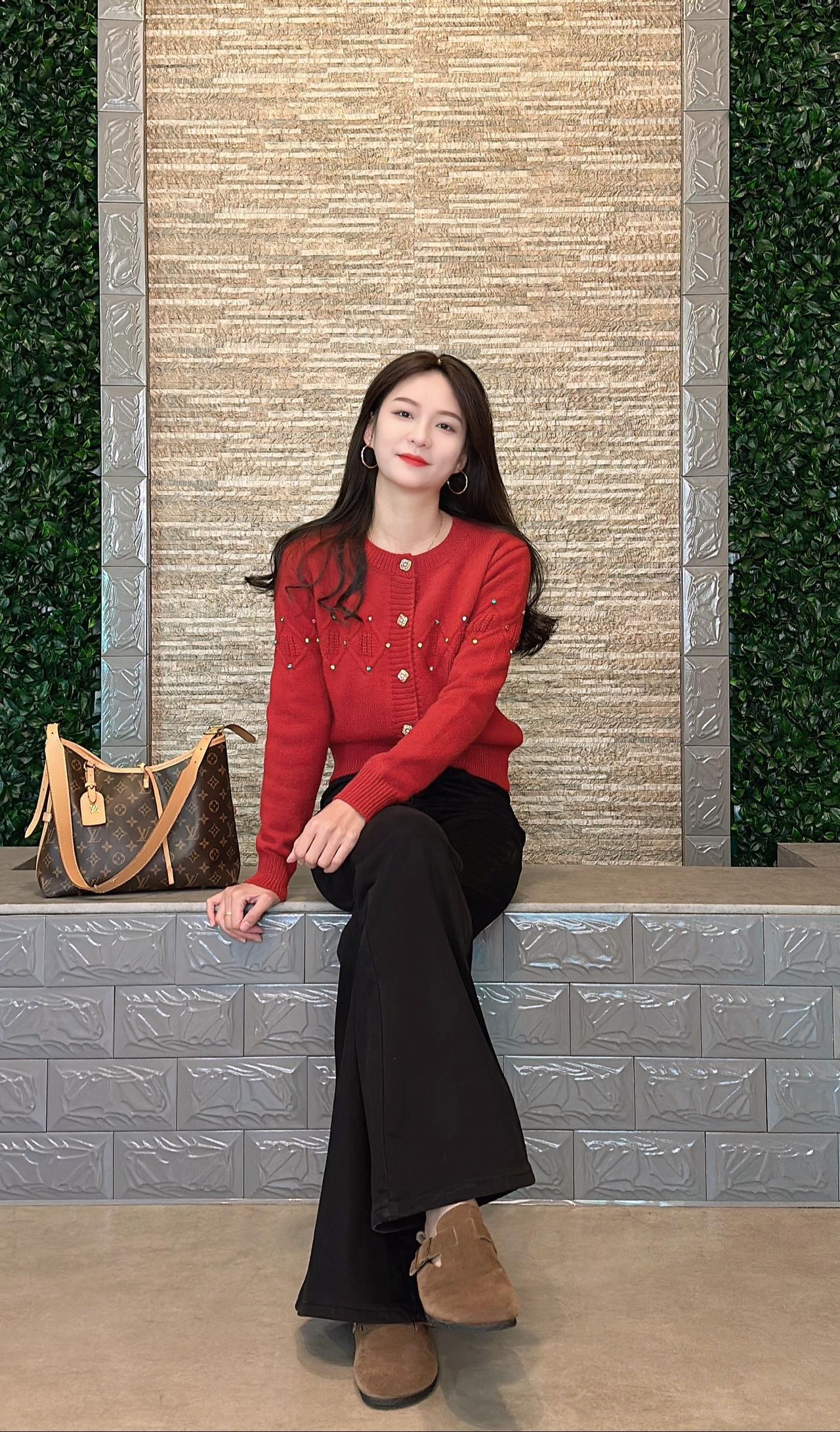 好的关系，连沉默都舒服，
错的关系，费尽心思都不对红色毛衣 过年穿搭