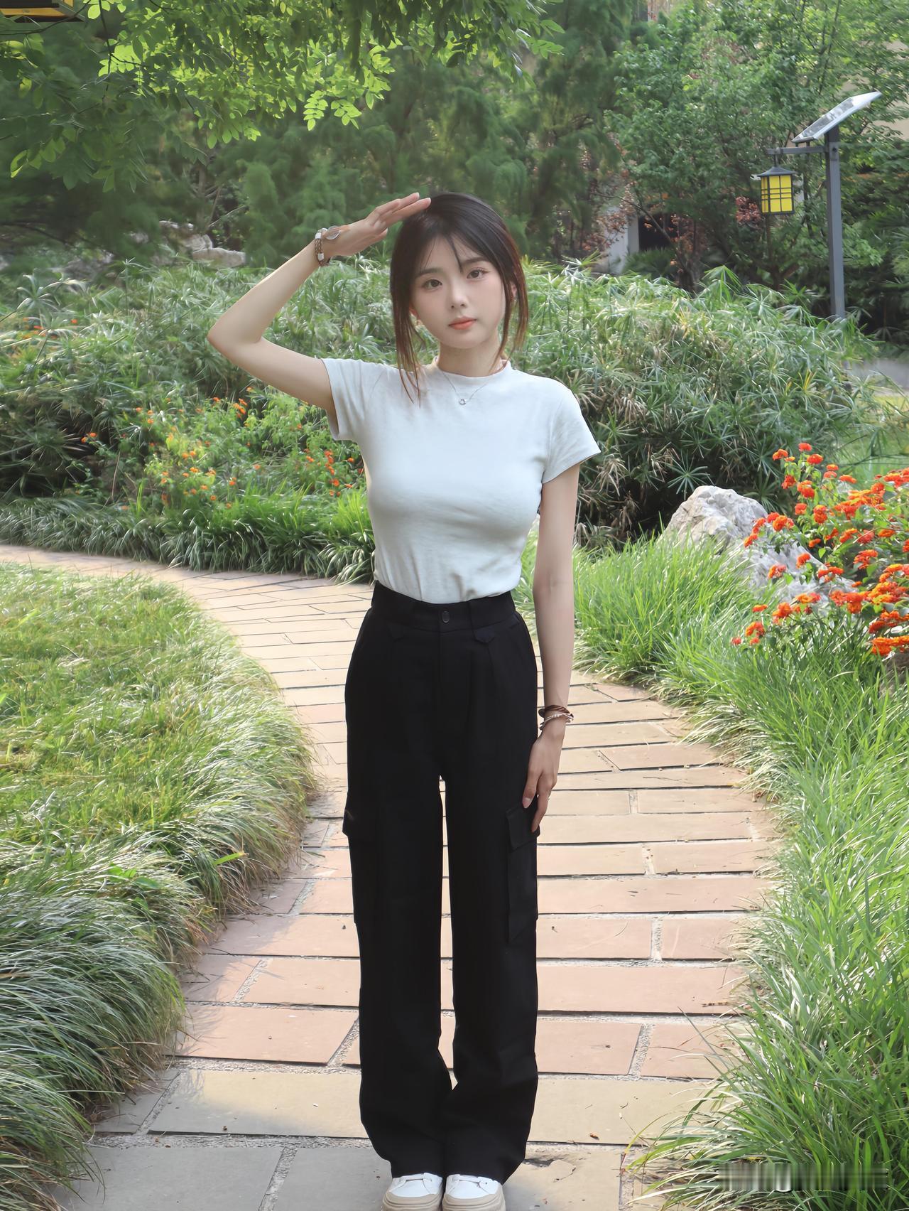 清新夏日穿搭，白色T恤+黑色阔腿裤，轻松自在，享受自然之美。