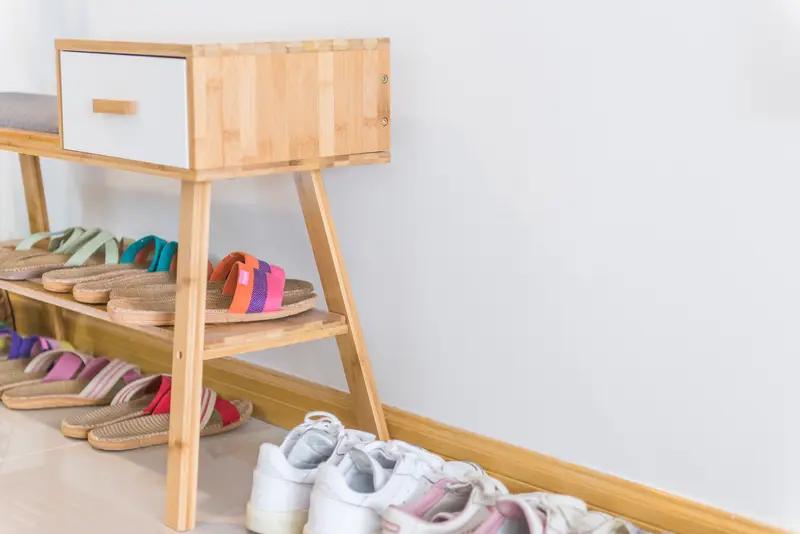 楼道不是自家储藏间，这话谁都懂，可总有人把鞋架、纸箱往公共区域堆，臭得邻居开不了