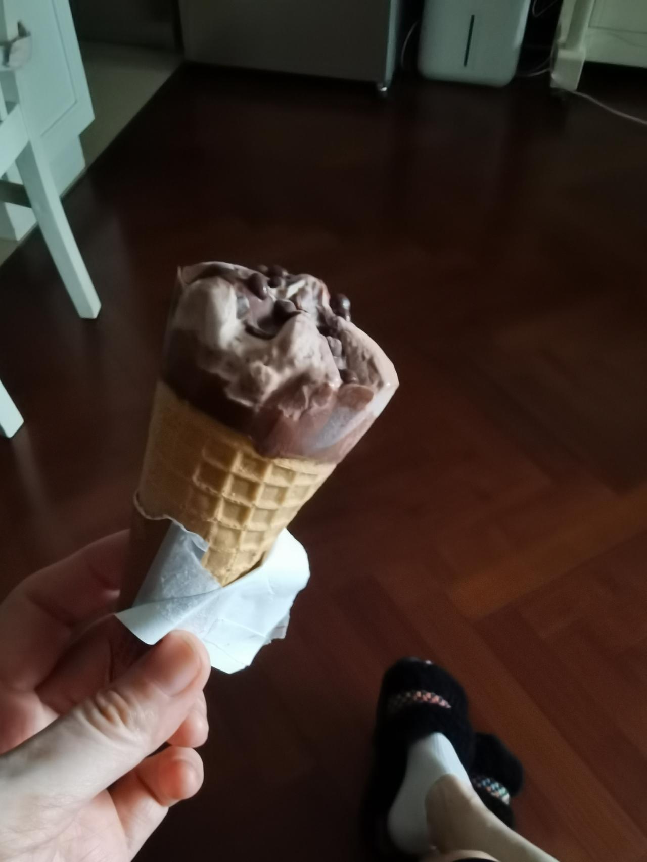 从健身房回来，换了衣服，从冰箱拿了根可爱多。

咬了一口，又凉，又甜。坐那儿慢慢