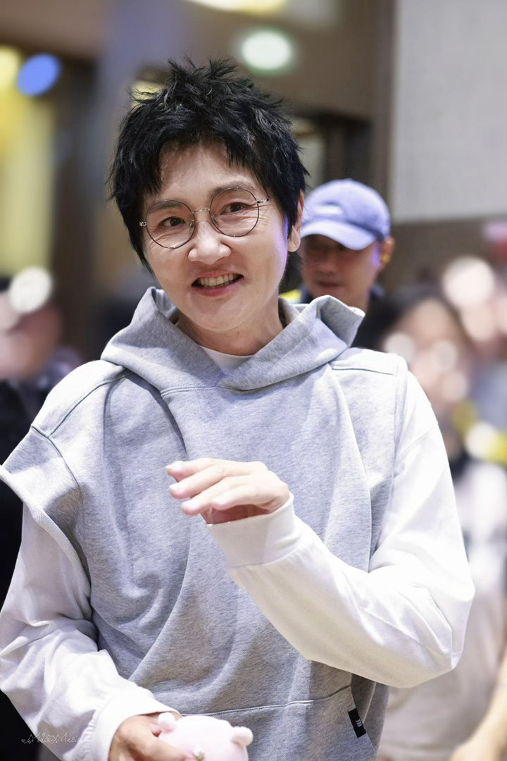 孙楠披哥唱你快回来披荆斩棘 孙楠初舞台要唱《你快回来》，这首歌一响就是回忆杀。披