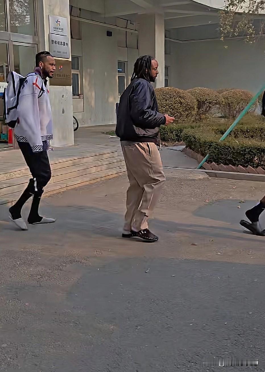 辽宁男篮这几个外援挺扛冻啊，这个天气还有穿半裤的呢！厉害厉害！
莫兰德今天终于怕